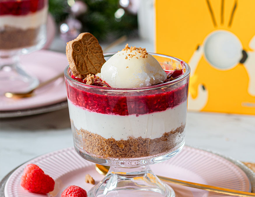Weihnachtliches Spekulatius Dessert mit O•MOCHI Vanille Eiscreme als Topping.